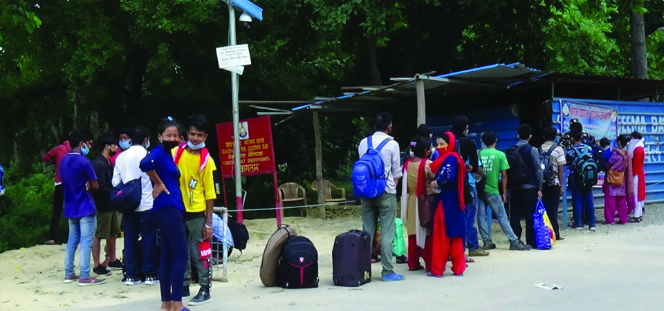 कोरोना कहरले भारतबाट रोजगारी छाडेर घर फर्किँदै सुदूरपश्चिमेली