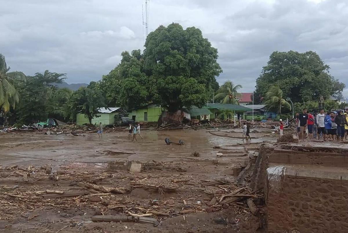 20 killed, 5 missing as flash floods, landslides hit central Indonesia