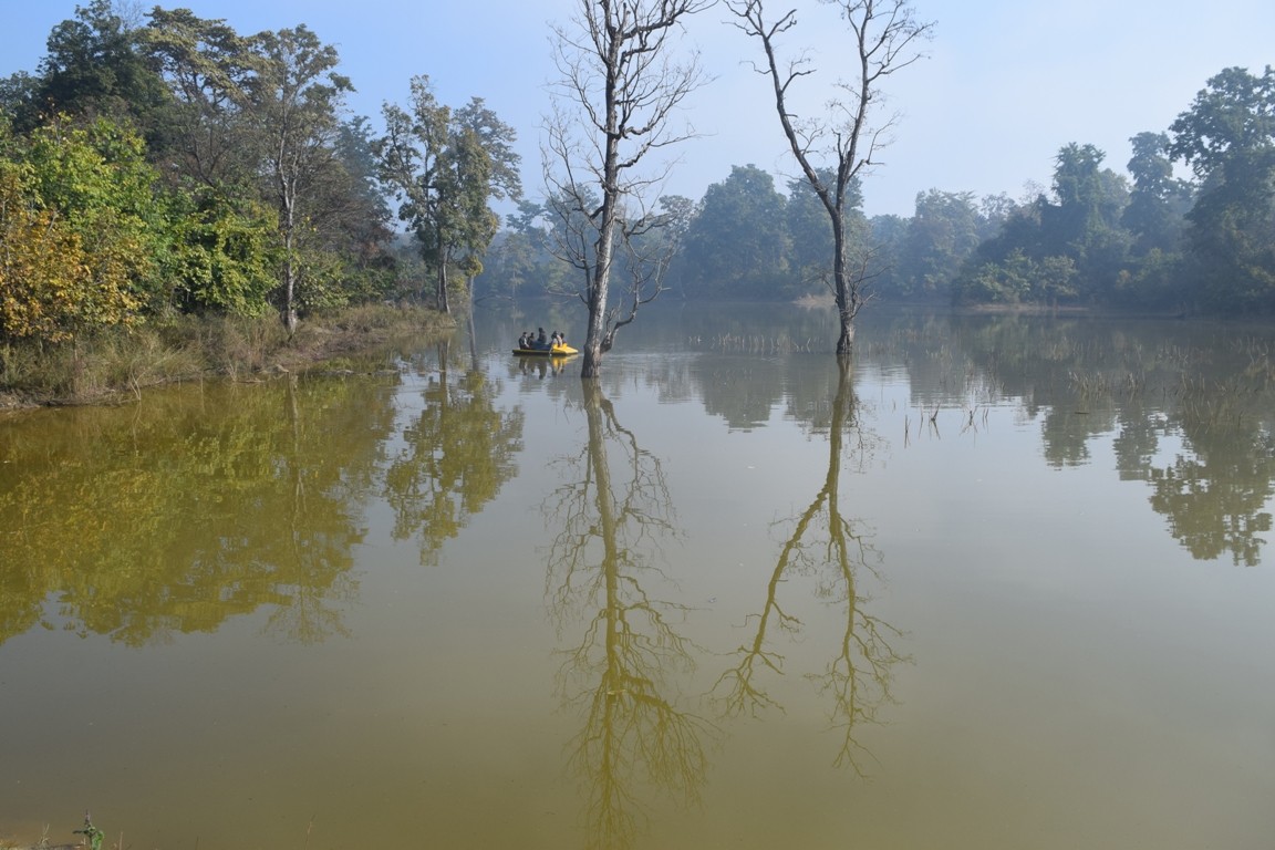 पर्यटक तान्दै सत्खलुवा ताल