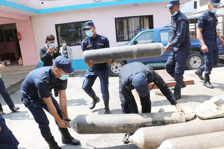 अक्सिजन सिलिण्डर वितरण गर्दै प्रहरी