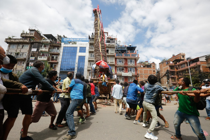 रातो मच्छिन्द्रनाथको रथ तानिँदै