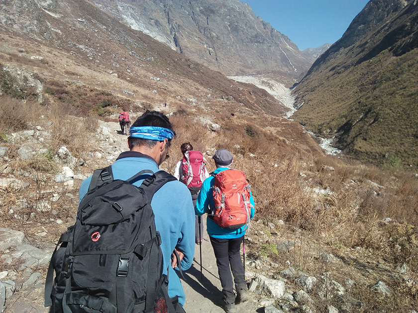 विदेशी पर्यटक मनाङमा अलपत्र