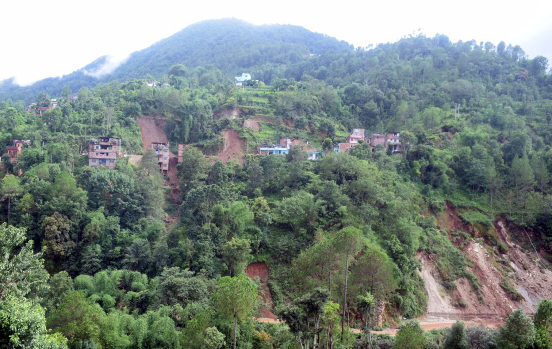 हिउँदमा चुपचाप, बर्खामा भागाभाग