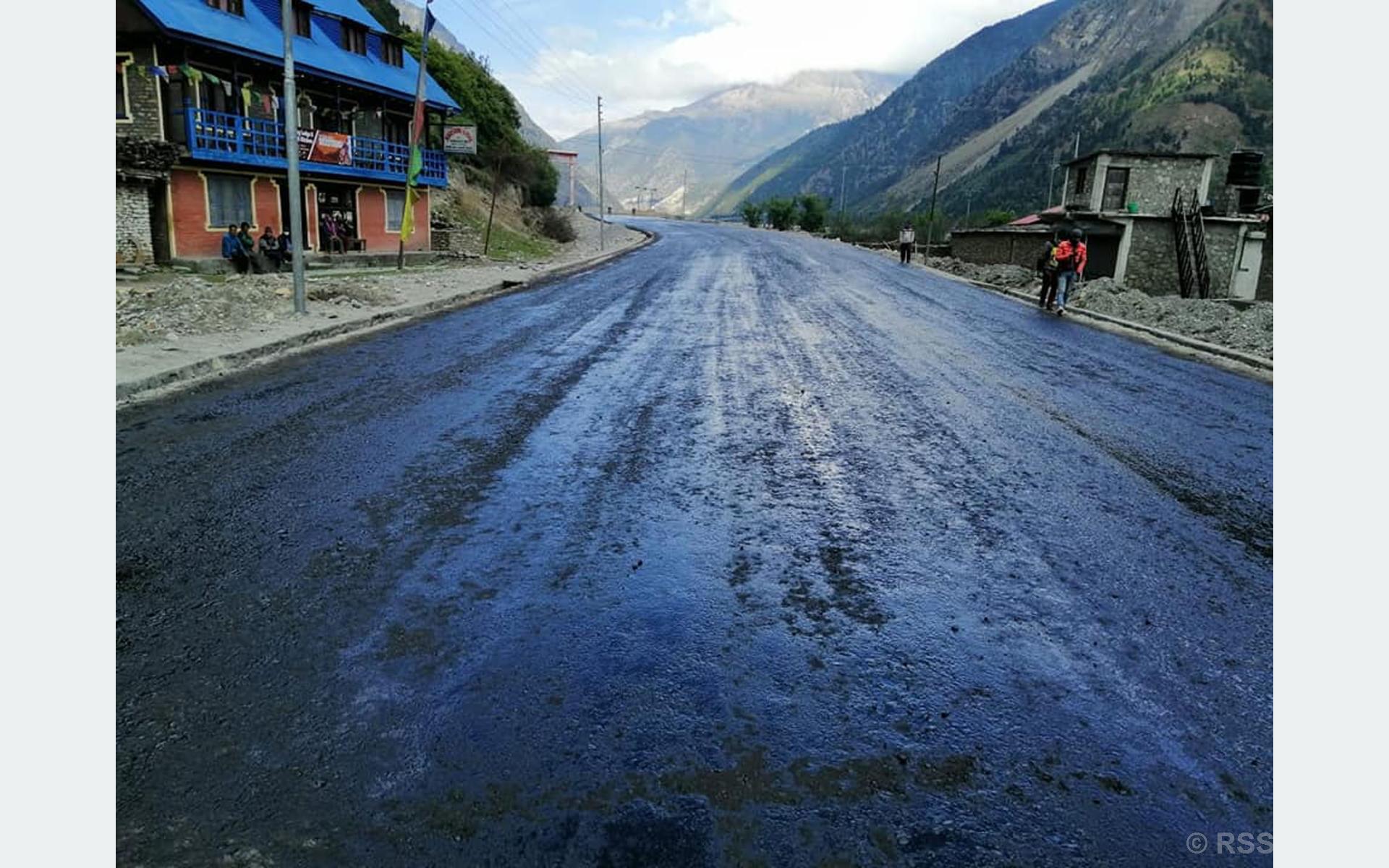 बेनी–जोमसोम सडक कालोपत्र शुरु