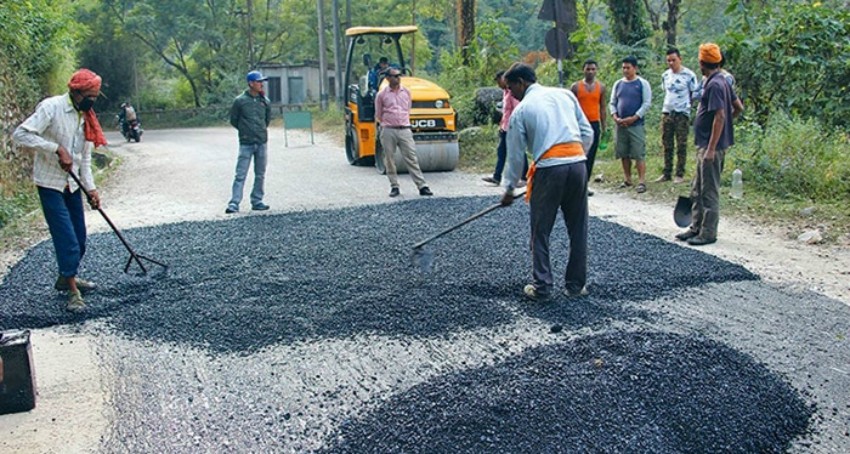 सम्झौता सकिँदा सडक निर्माण आधा मात्रै