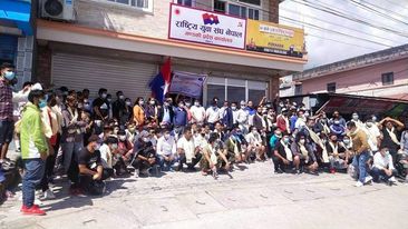 पोखरामा माओवादी र काँग्रेसमा पहिरो,सयौं युवा पुरानो दल त्यागी एमाले प्रवेश