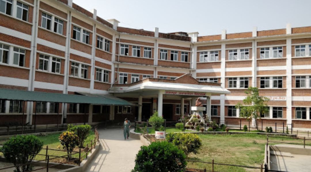 भरतपुर अस्पतालका चिकित्सक र कर्मचारी १२ नबज्दै बाहिरिन्छन्