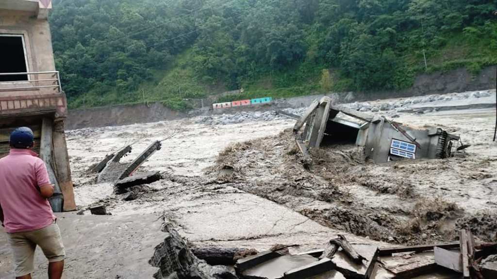 कष्टकर जीवन बिताउन बाध्य छन् बाढीपीडित