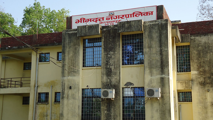 चौपाया छाडनेलाई भीमदत्त नगरपालिकाले अत्यावश्यकबाहेकका सेवामा रोक