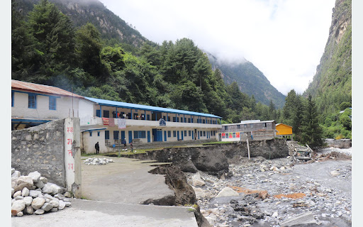 मनाङमा बाढी स् विद्यालयबाट खोला बग्यो, पठनपाठनमा अन्योल