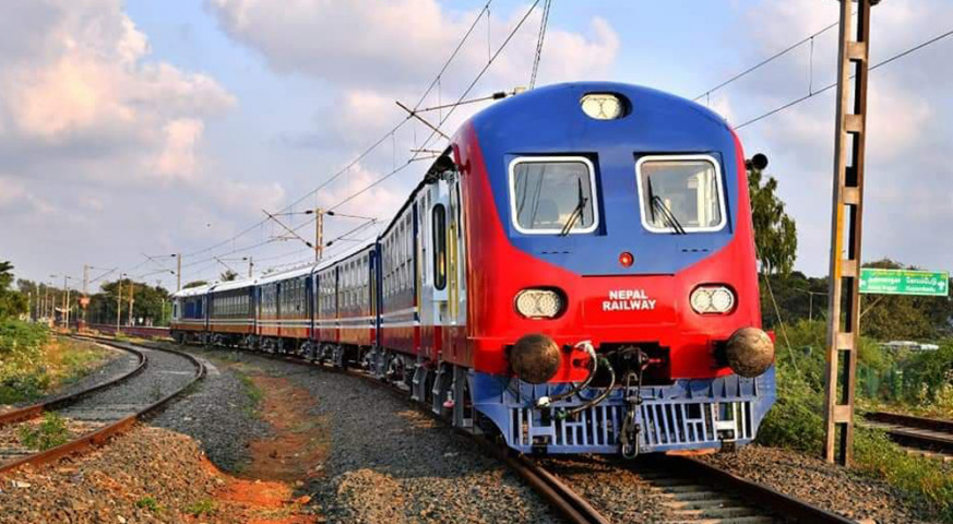 रेल्वे कम्पनीका कर्मचारी हटाइए