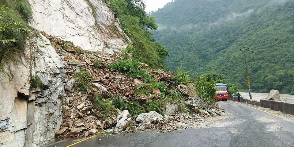 अवरुद्ध मुग्लिन–नौबिसे सडक दुईतर्फी सञ्चालन