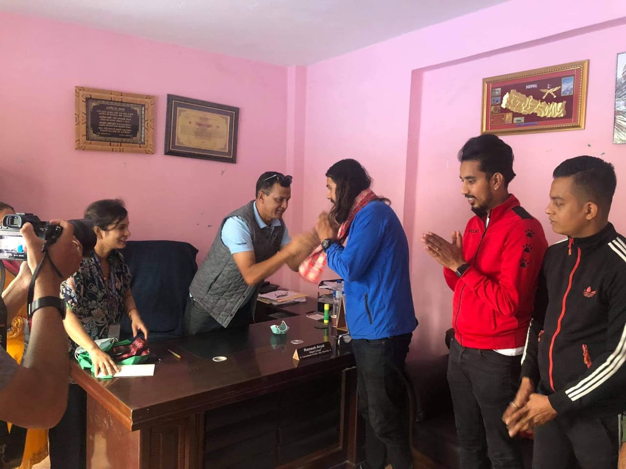 कमेडी च्याम्पियनका भरतमणि पौडेललाई गोकर्णेश्वर नगरपालिका वडा नम्बर ६ को सहयोग