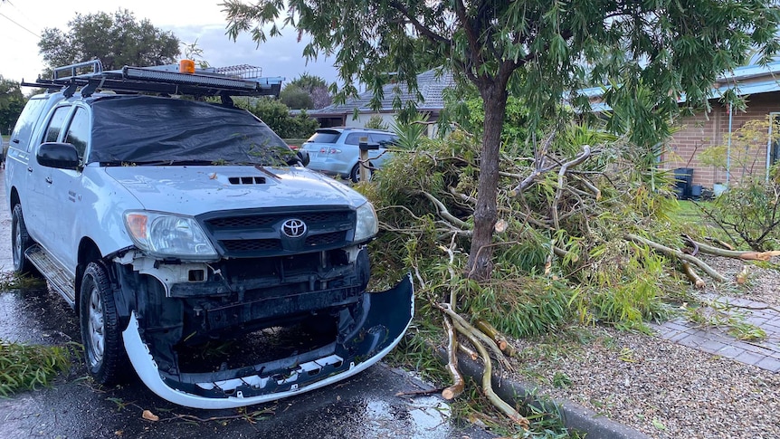 Tornado damages Australian homes, power lines