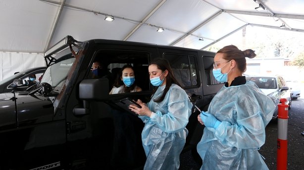 Russia reports more than 900 Covid deaths in 24 hours for first time