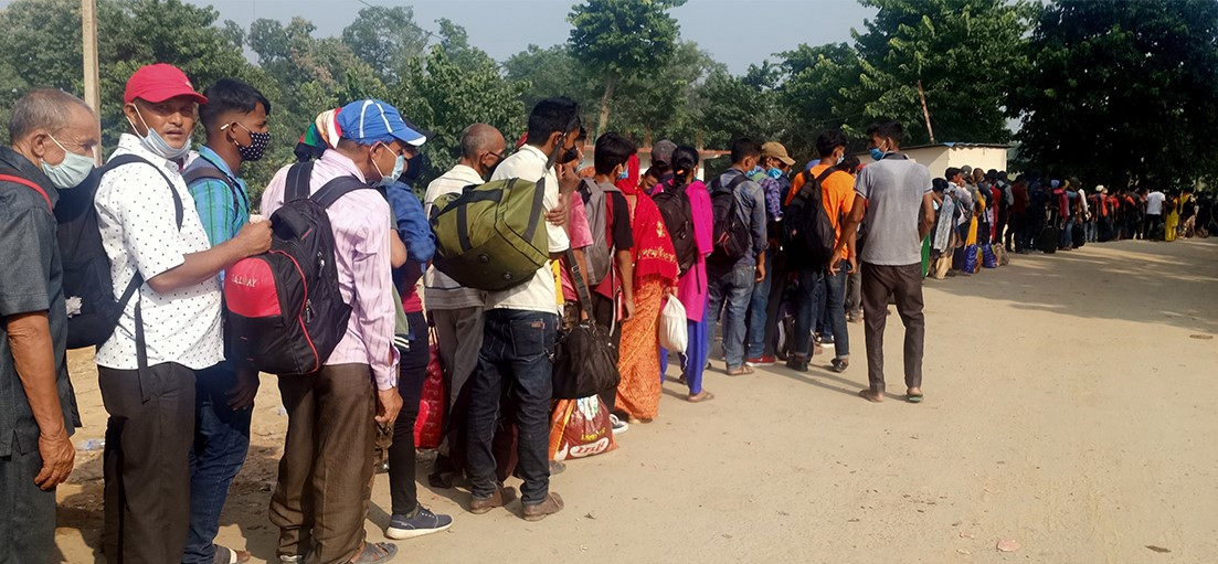 दसैँमा पनि भारत जानेको लर्को