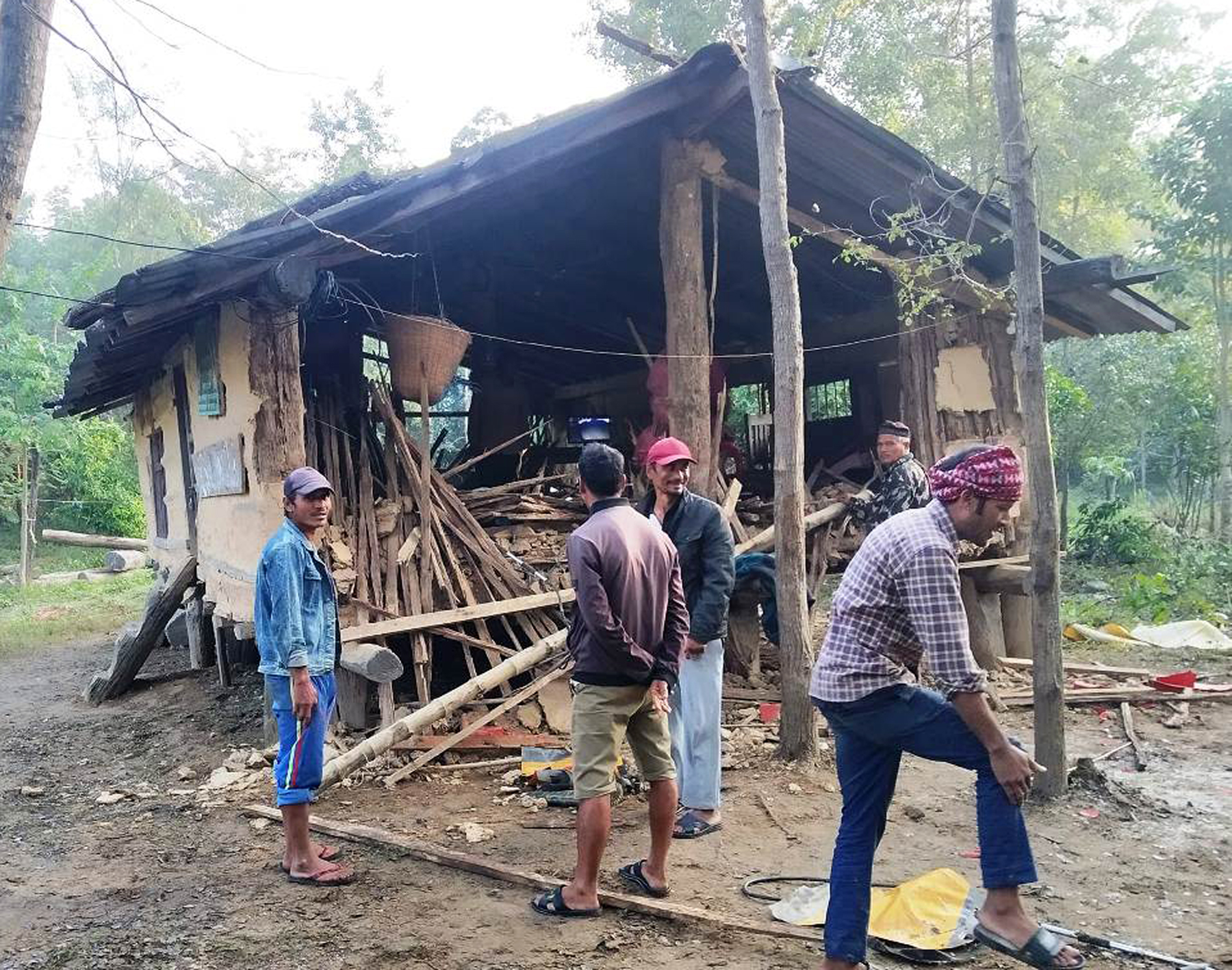 जङ्गली हात्तीको बथानले सामुदायिक वनको भवन भत्कायो
