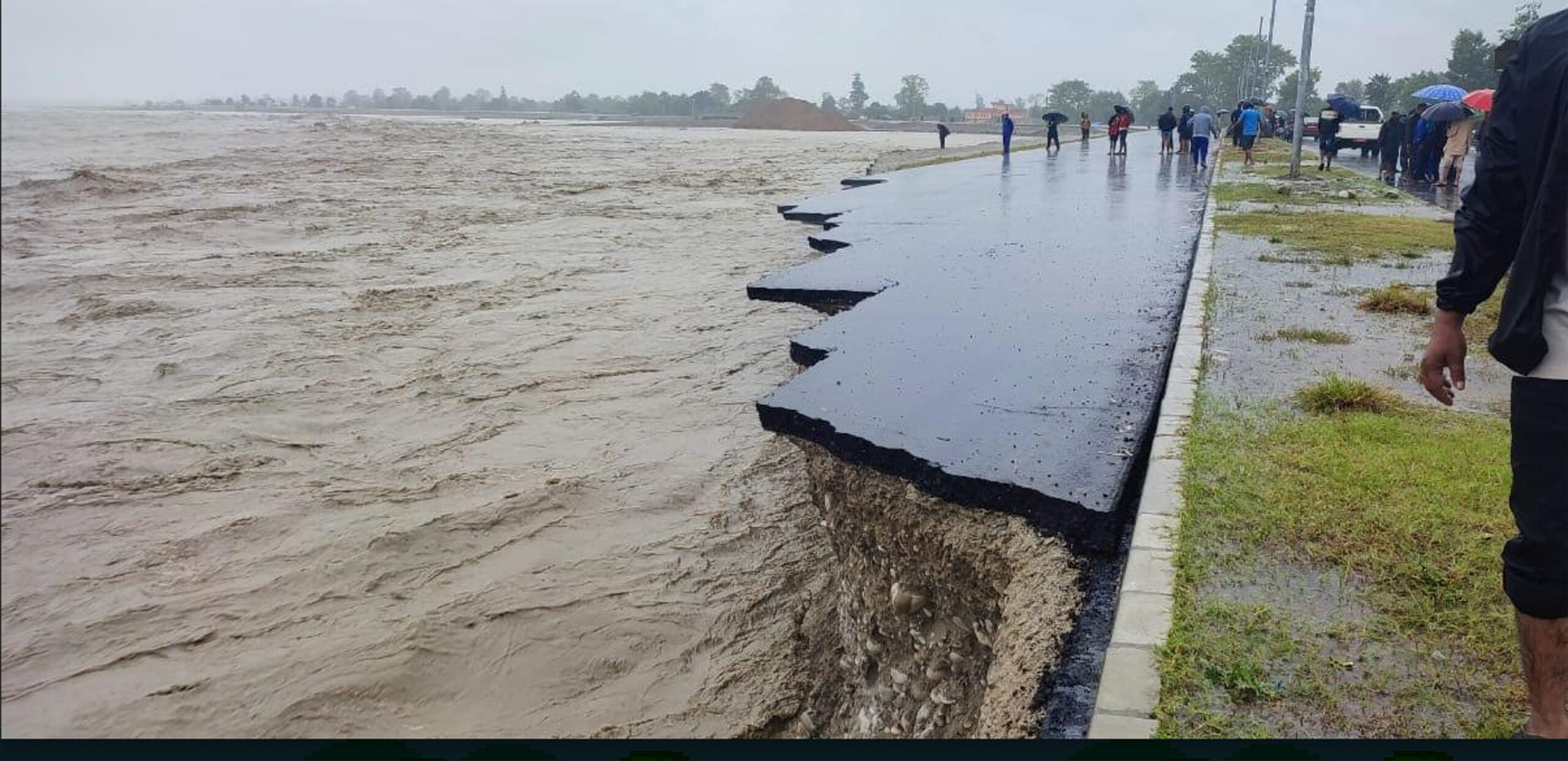 महाकाली नदीको बाढीले खतराको सतह नाघ्योः पहुँच मार्ग भत्कायो