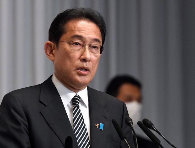 Japan to ban new foreign arrivals over virus variant: PM