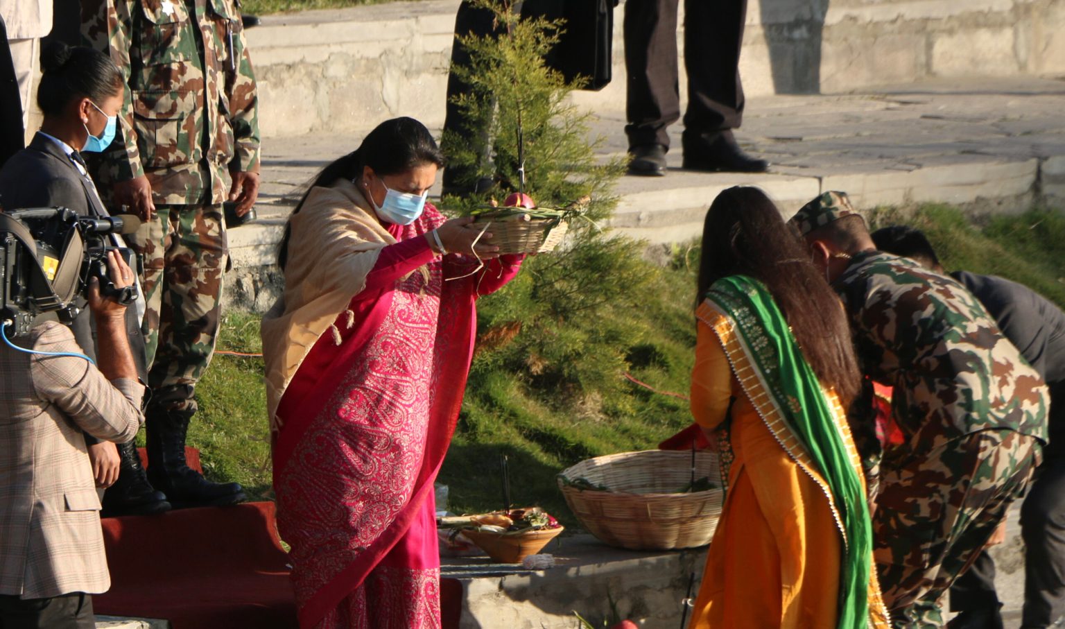 राष्ट्रपतिद्वारा सूर्यलाई अघ्र्य दिएर कमलपोखरीमा छठ पूजा