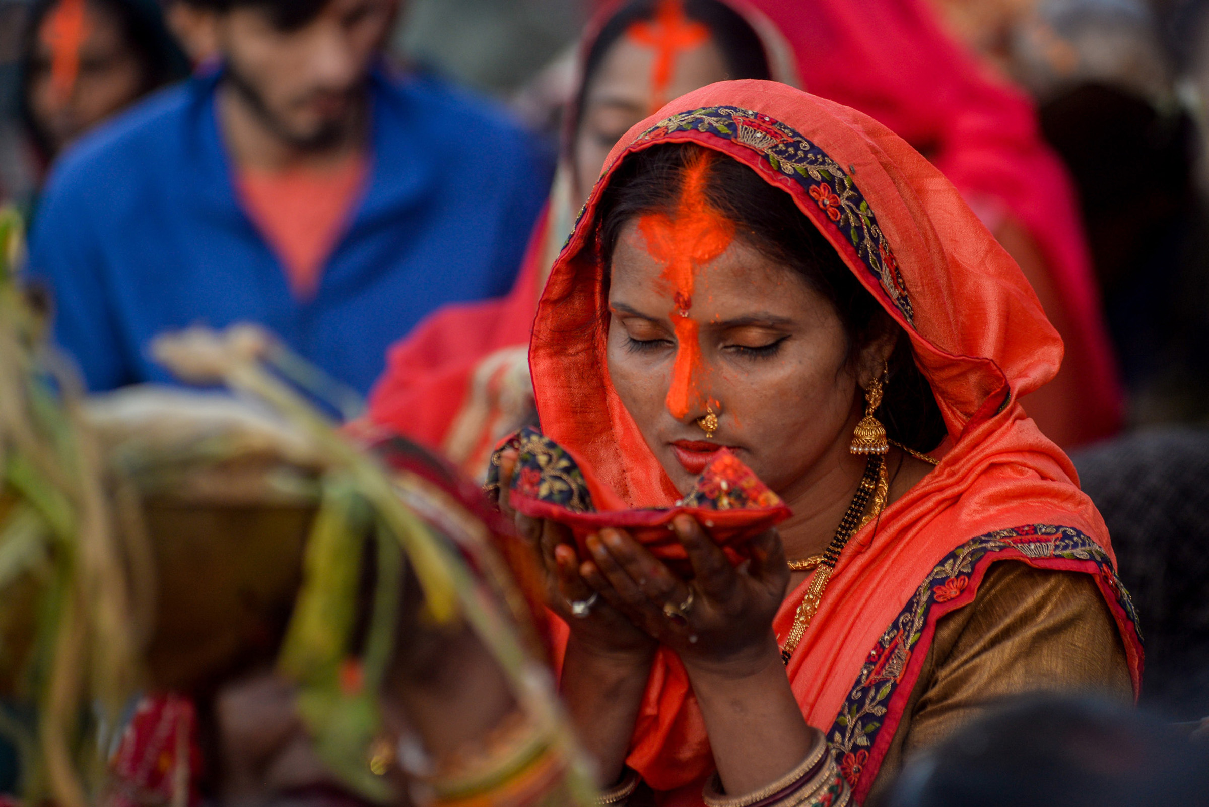 उदाउँदो सूर्यलाई अघ्र्य दिएसँगै छठ पर्व सम्पन्न
