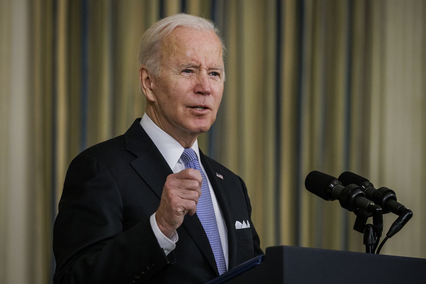 US court temporarily halts Biden’s vaccine mandate for companies