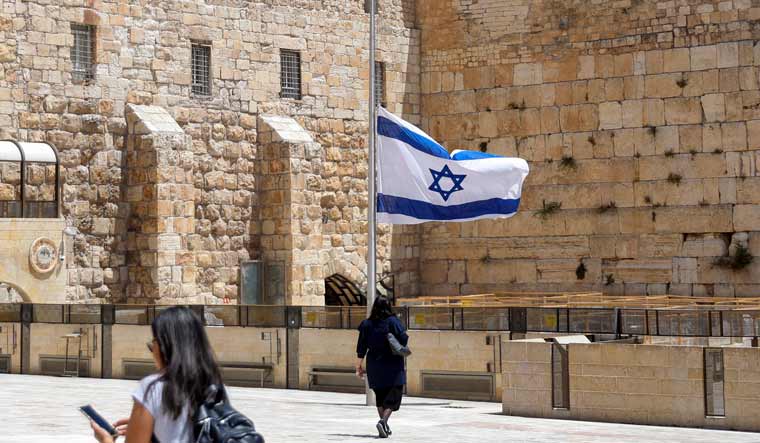 Israel closes borders to all foreigners over Omicron