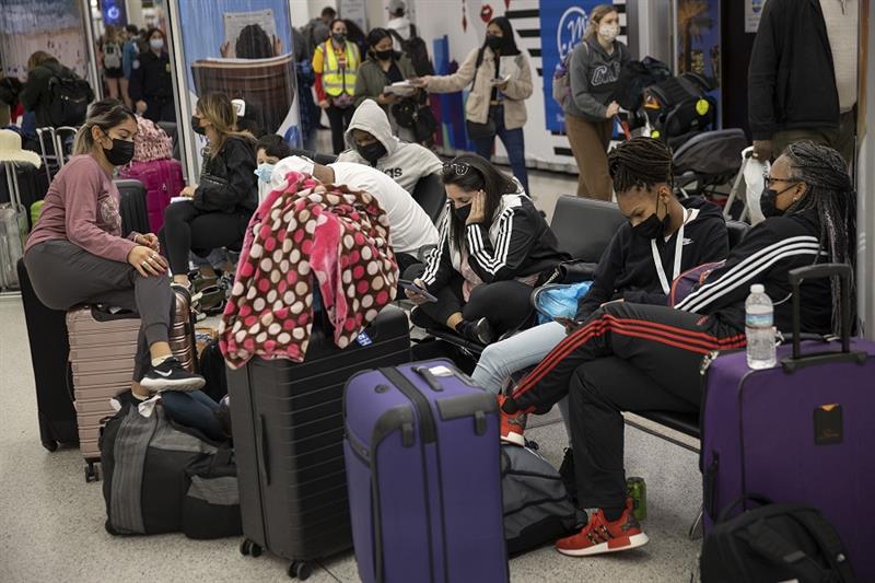 Millions travel across US as airlines cancel flights over Covid