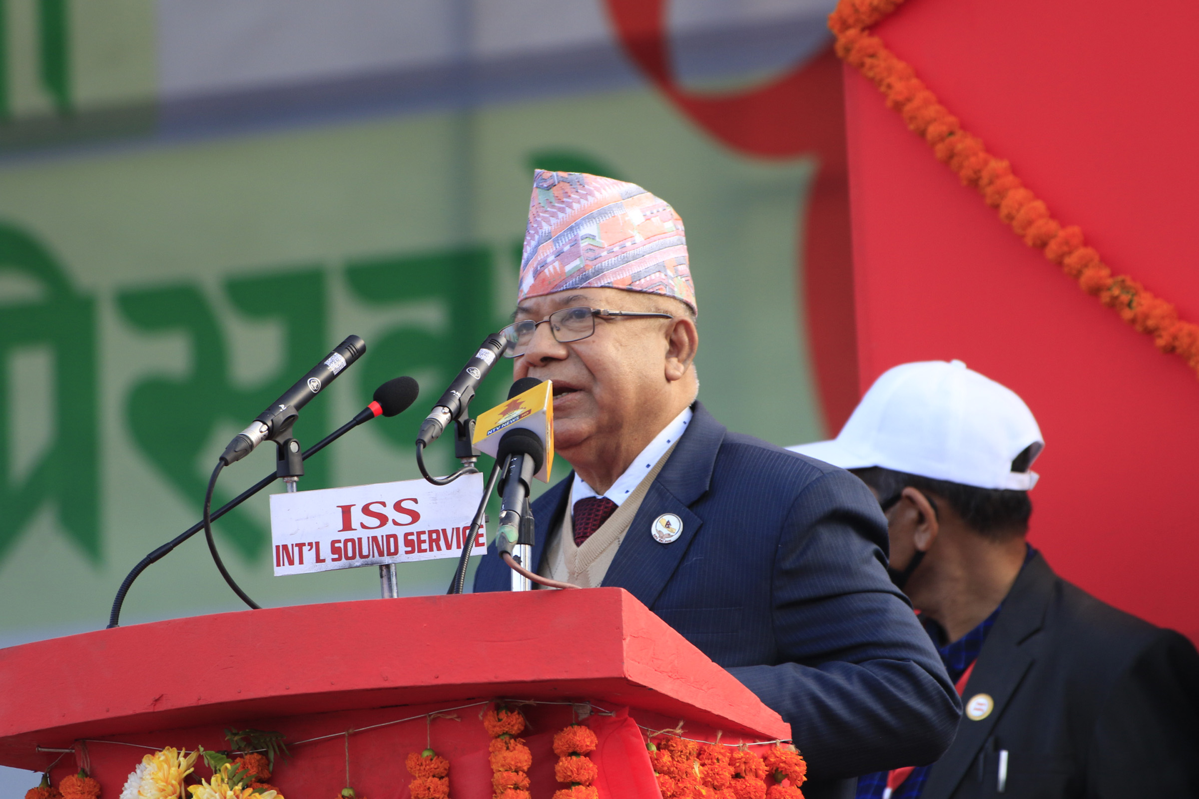 राजनीति गर्ने भए पार्टी खोल्न पूर्वराजालाई माधवकुमार नेपालको सुझाव