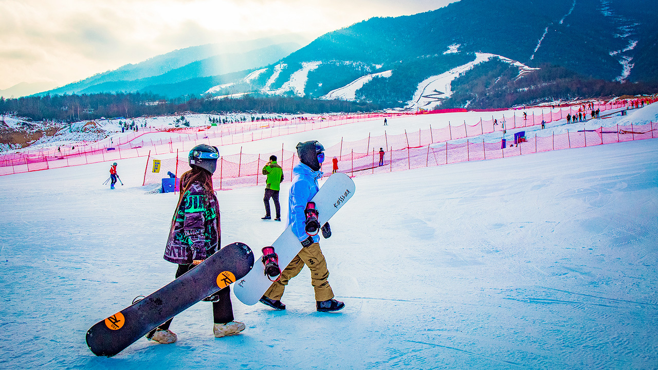 Ice and snow season opens for Beijing citizens