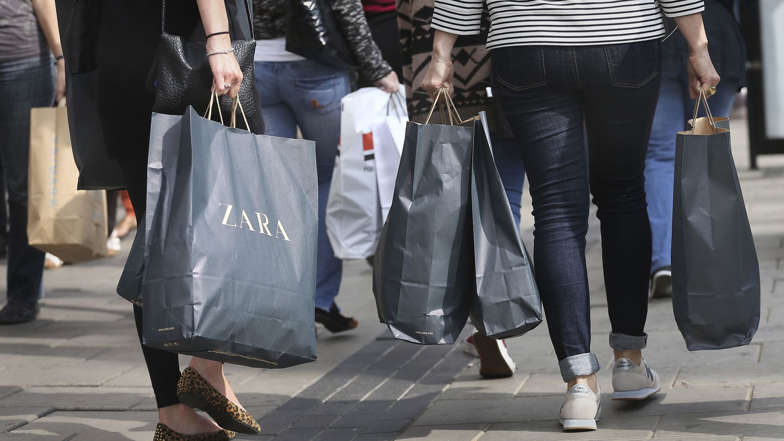 UK retail sales jump on discounting, prior to Omicron