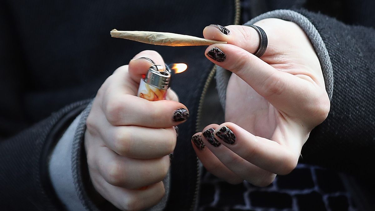Studies find smoking during pregnancy linked to smaller babies in the future