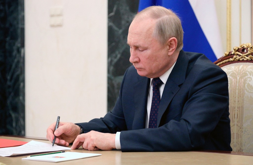 Putin backs plans to send volunteer fighters to Ukraine
