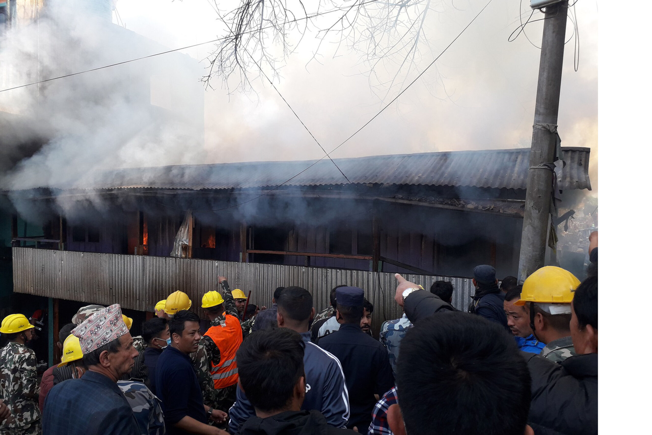 ताप्लेजुङ सदरमुकाममा आगलागी, नियन्त्रणकाे प्रयास जारी