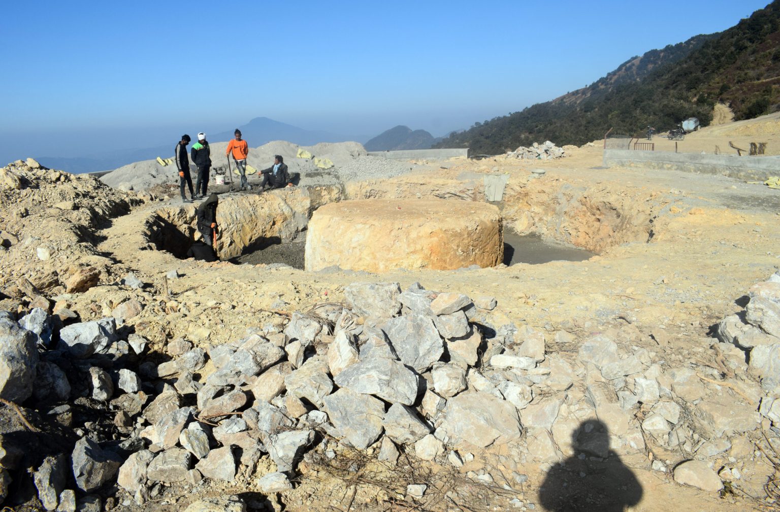 पर्यटकीयस्थल देउराली डाँडामा बौद्ध स्तुपा