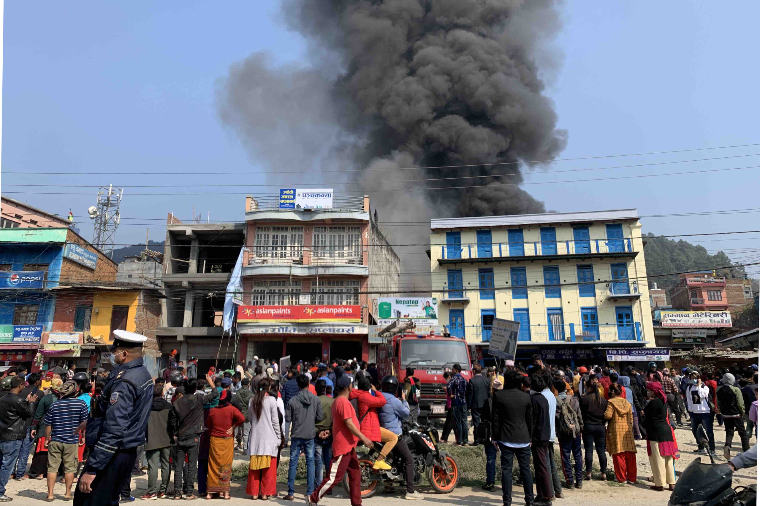 आगलागी नियन्त्रणमा आउन नसक्दा हेलिकप्टरबाट पानी हालिँदै