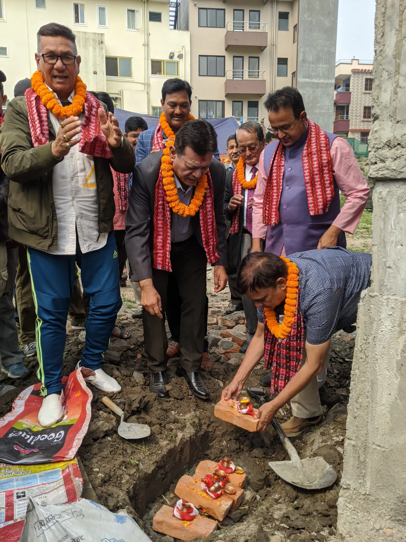 एक सयमा पढाउने विद्यालय भवनको शिलान्यास