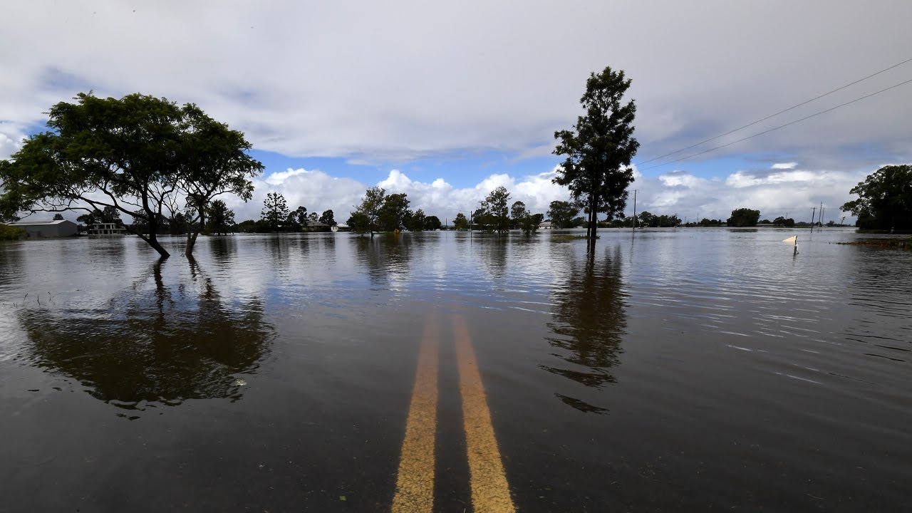 Australians flee floods as toll rises to 12, Sydney on alert