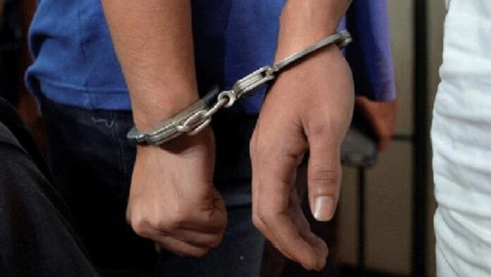 अटोमेटिक पेस्तोलसहित दुई  पक्राउ