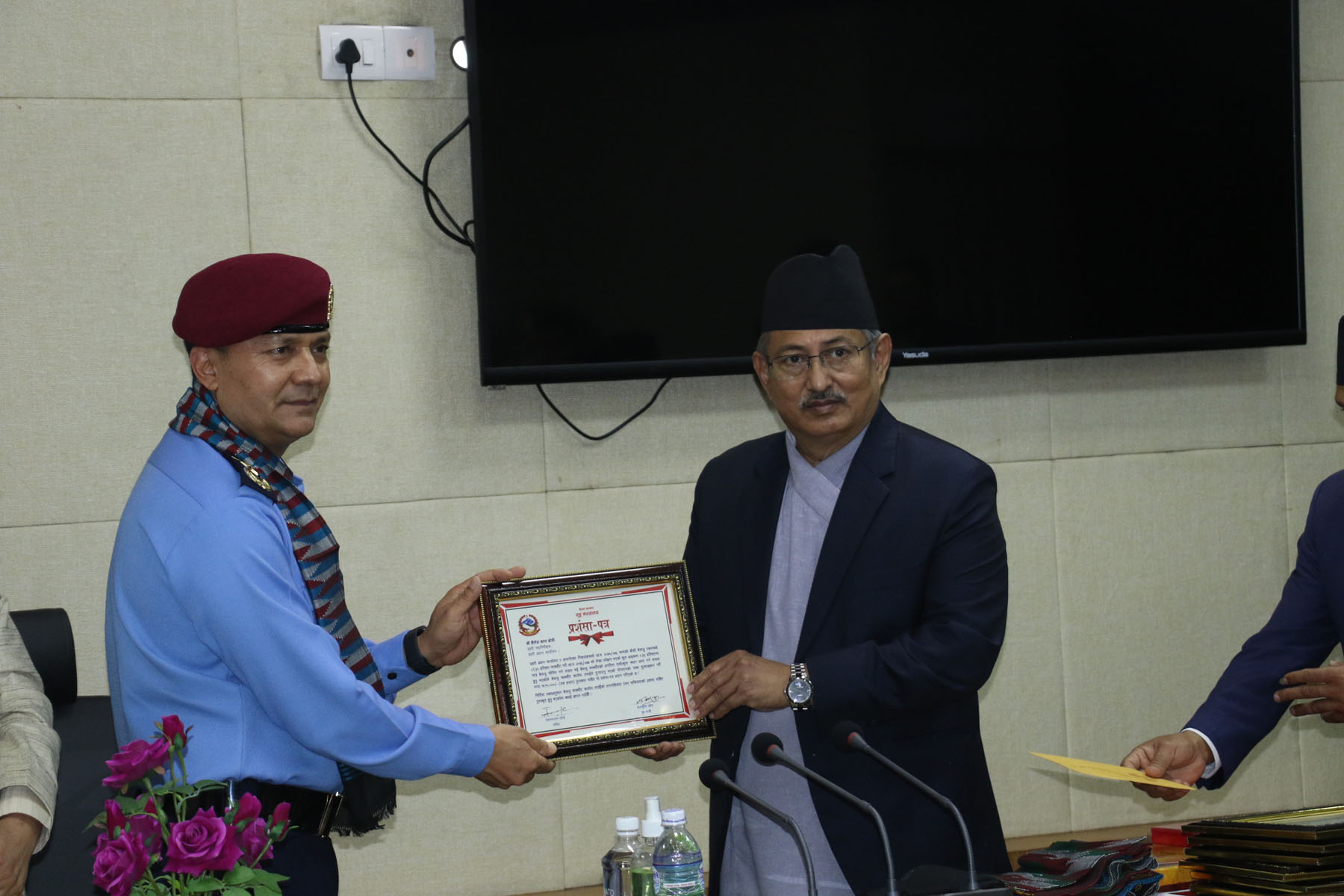 प्रहरी र सशस्त्रले सीमित स्रोत साधनबीच प्रशंसनीय काम गरे : गृहमन्त्री खाँण