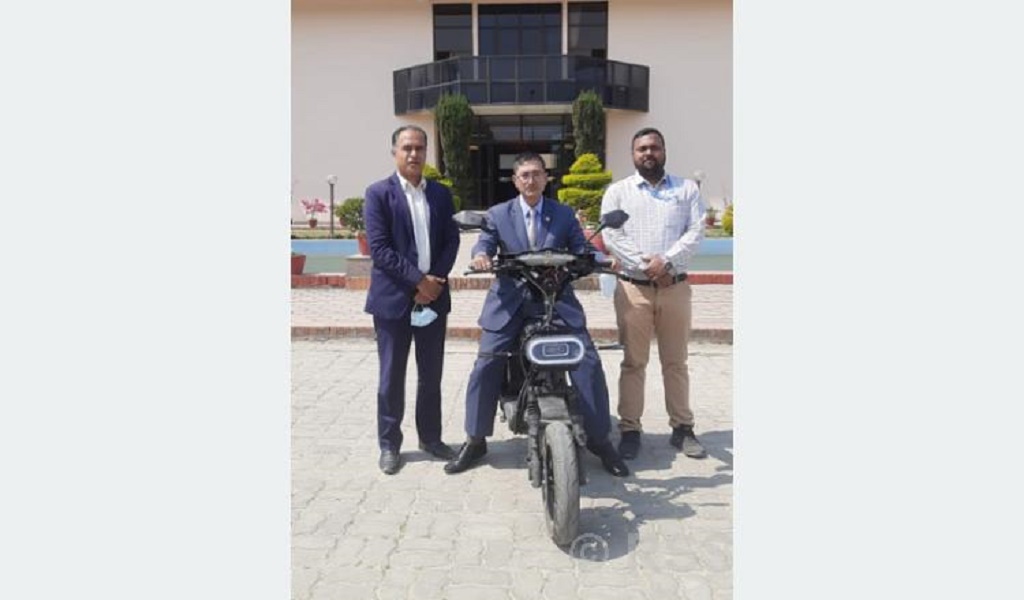 एक पटक चार्ज गर्दा ५० किलोमिटर गुड्ने विद्युतीय स्कुटर बनायो नास्टले