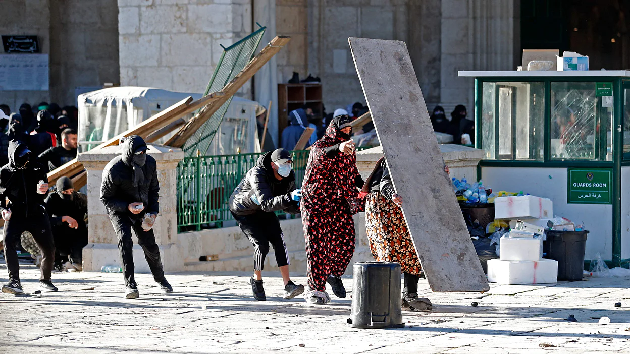 Clashes at Al-Aqsa mosque compound in Jerusalem: medics, 	witnesses