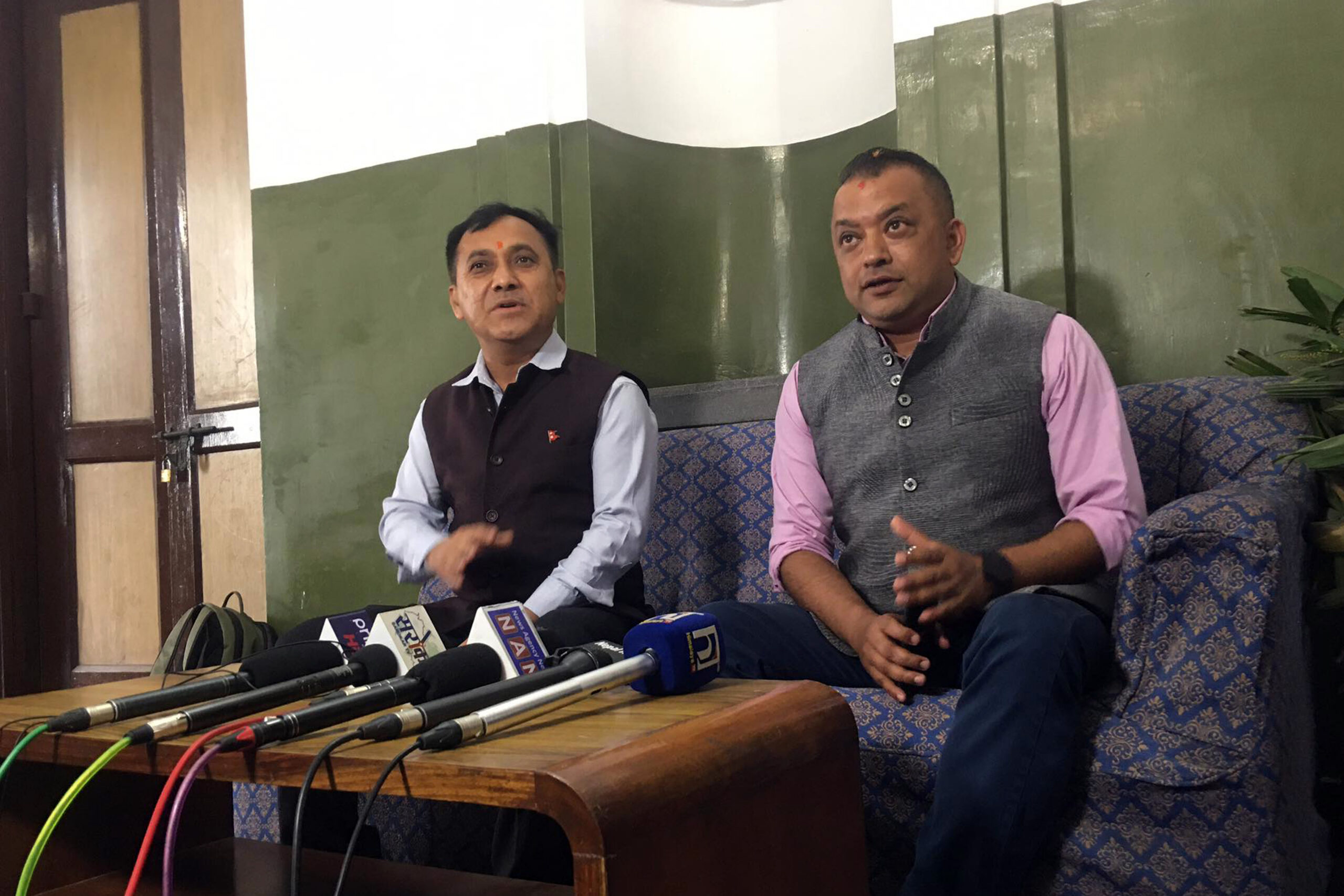 विदेशका नेपालीलाई मतदानको अधिकारको व्यवस्था गर्न  महामन्त्रीद्वयको माग
