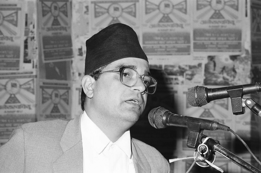 मदन भण्डारीको शालिकमा श्रद्धाञ्जलि अर्पण