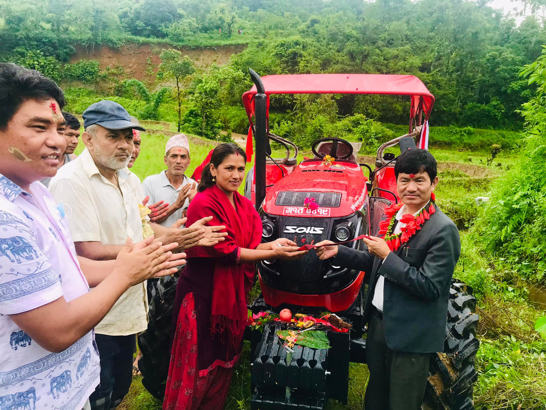 किसान समूहलाई ट्याक्टर हस्तान्तरण