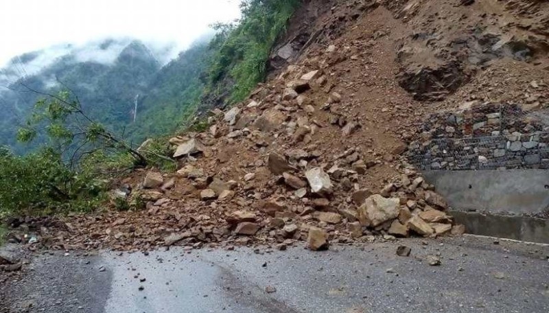 पहिराले दशरथचन्द राजमार्ग अवरुद्ध