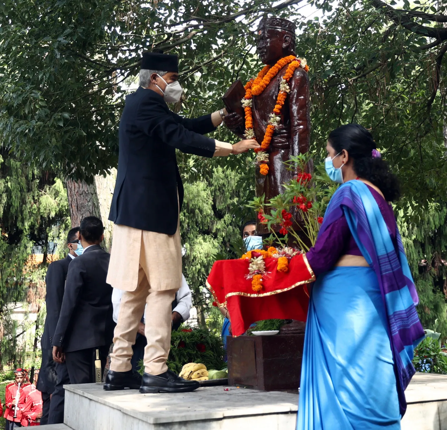 प्रधानमन्त्री देउवाबाट भानुको प्रतिमामा माल्यार्पण
