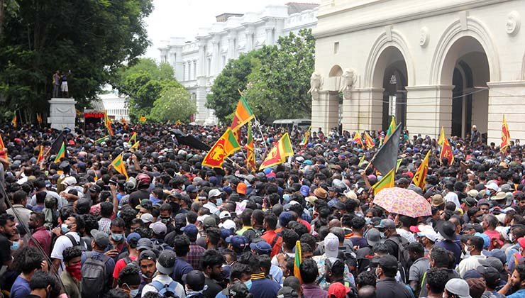 Fleeing Sri Lankan president’s cash in court, succession battle begins