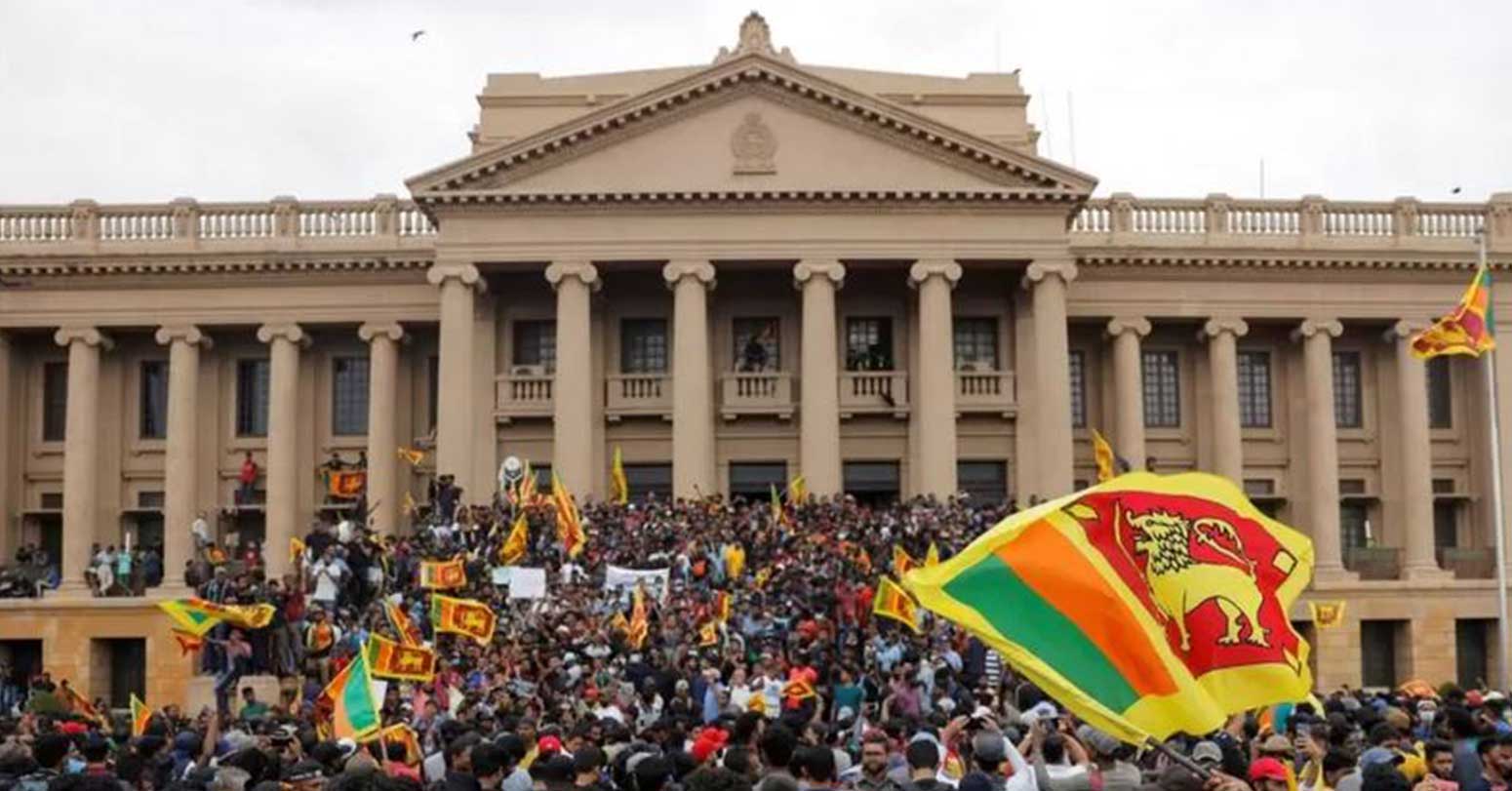 सङ्कट बढ्दै गएपछि श्रीलङ्काको संसद् नजिकै सेनाका ट्याङ्कहरू तैनाथ
