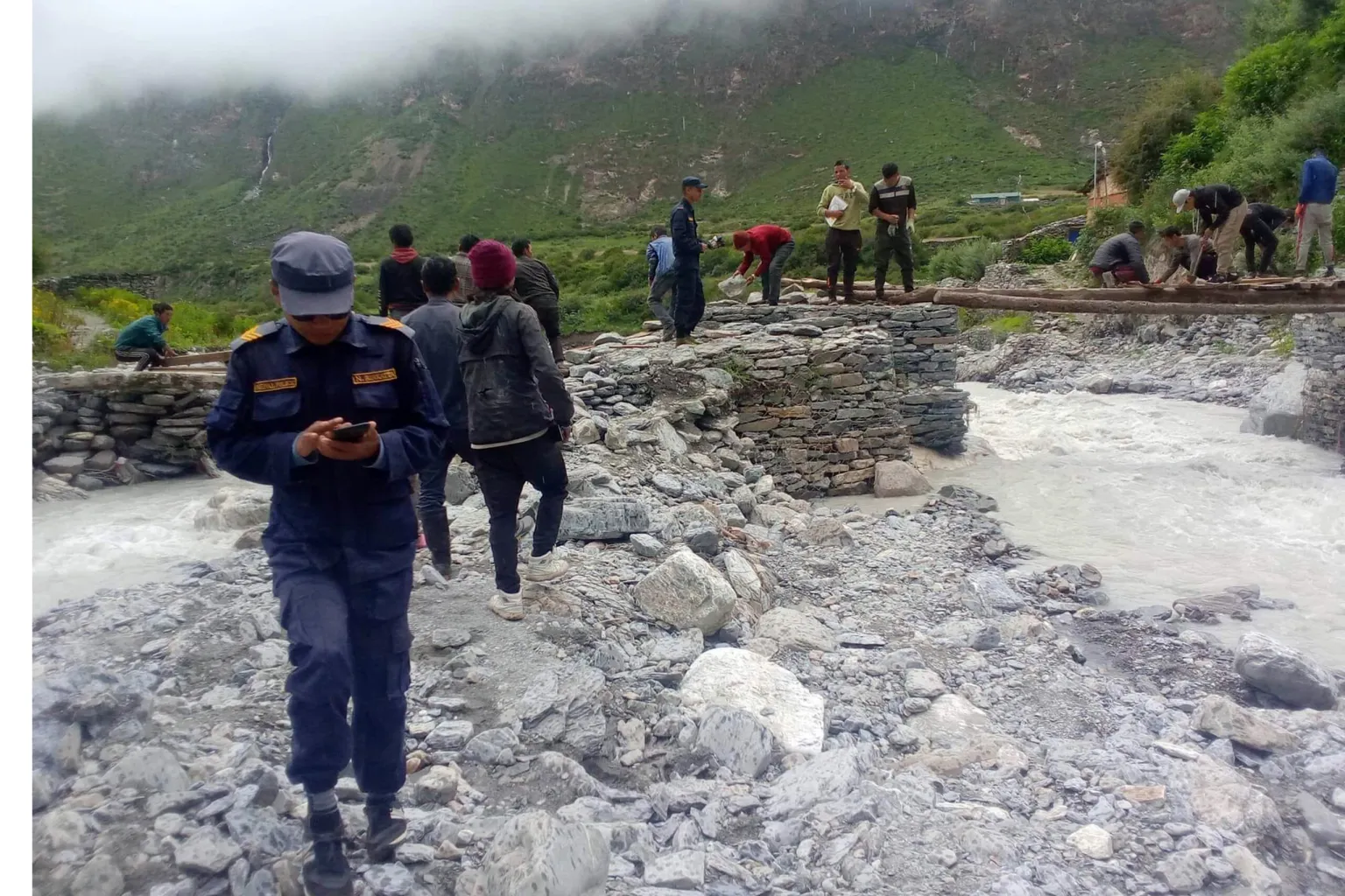 बाढीले क्षति पु-याएको पुल स्थानीयवासीद्वारा मर्मत गरी सञ्चालन